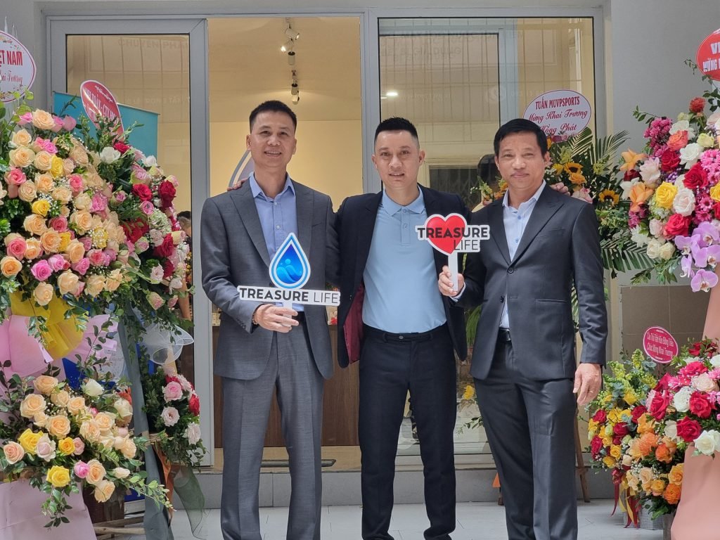 Đại diện Công ty CP Tập đoàn Kim Long Phát đến chúc mừng Treasure Life 