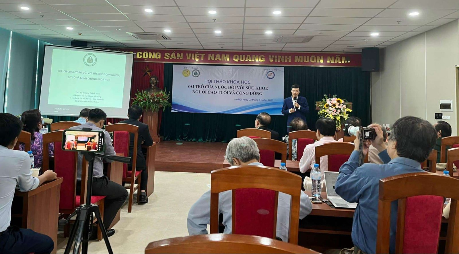 GS.TS.Thầy thuốc ưu tú Nguyễn Huy Nga - Viện trưởng Viện nghiên cứu sức khỏe người cao tuổi và Y tế cộng đồng phát biểu tại hội thảo