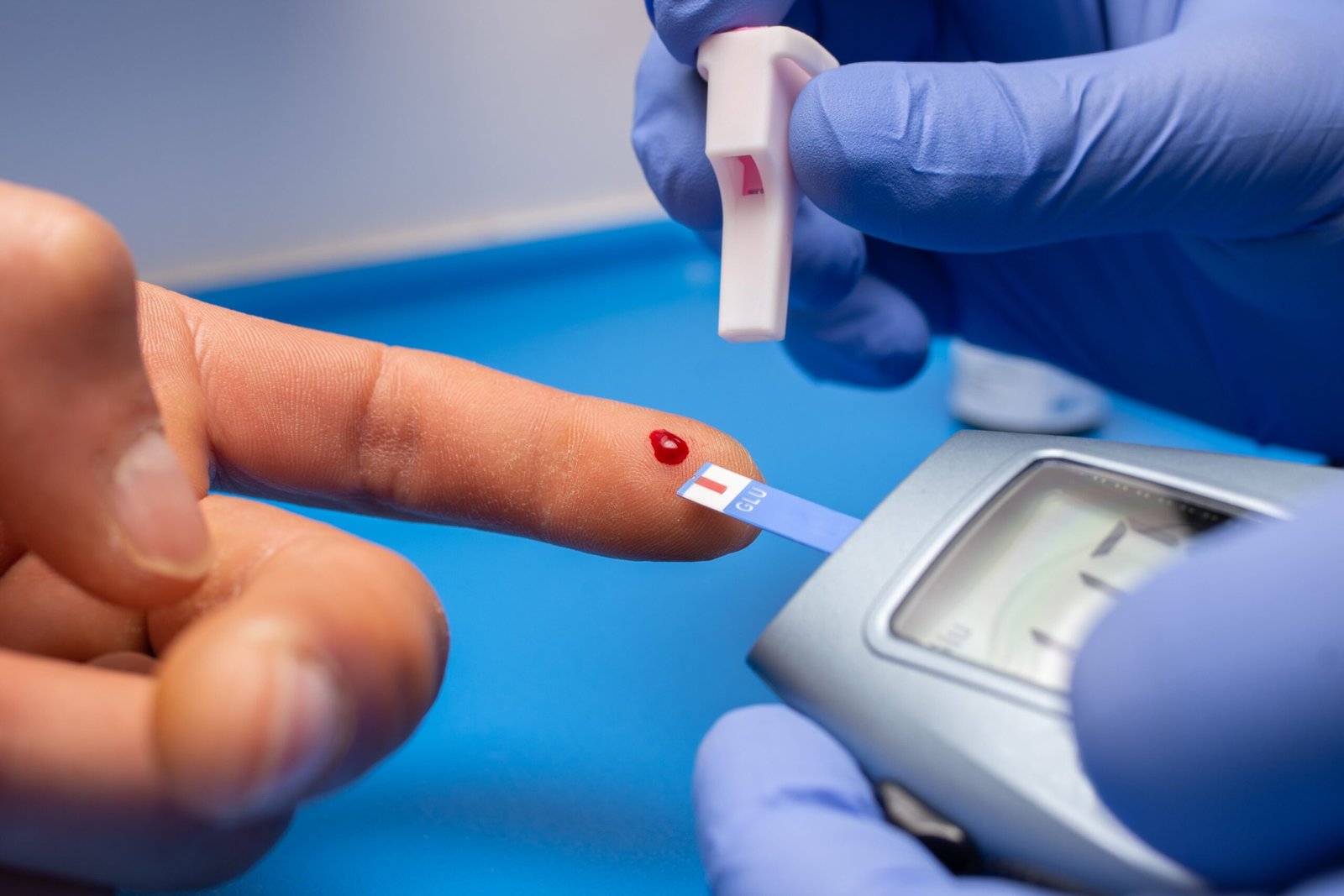 Thực hiện những xét nghiệm cần thiết để chẩn đoán bệnh tiểu đường tuýp 2