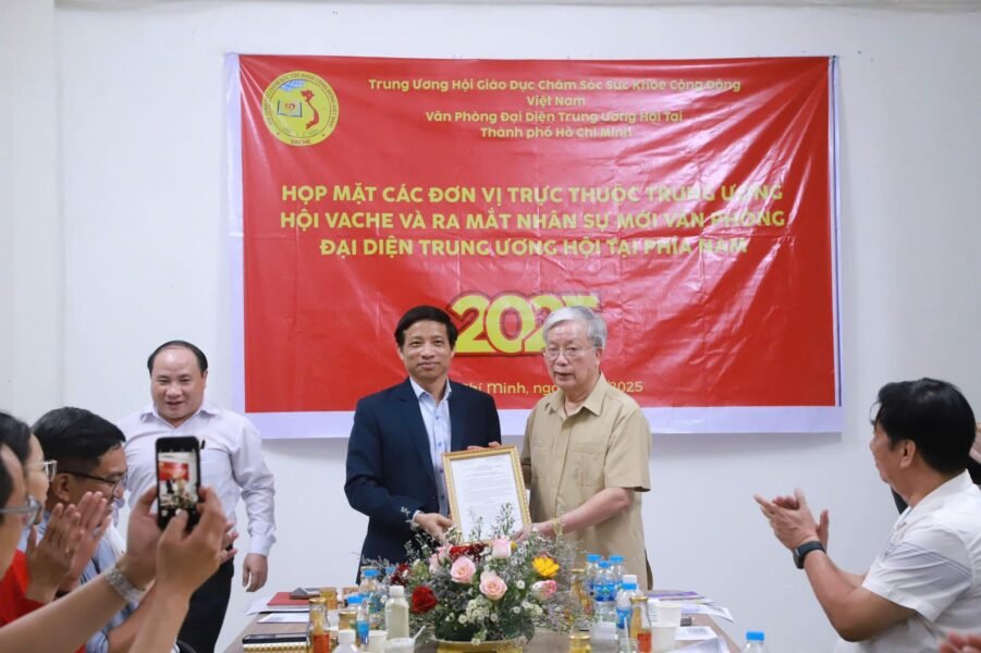 Ông Nguyễn Hồng Quân – Chủ tịch Ban Thường vụ Trung ương Hội trao quyết định bổ nhiệm cho ông Tô Văn Trực – Tổng Giám đốc Tập đoàn Kim Long Phát, giữ chức vụ Phó Trưởng Văn phòng Đại diện Trung ương Hội tại TP.HCM trong buổi họp mặt các đơn vị trực thuộc Trung ương Hội VACHE ngày 26/4/2025