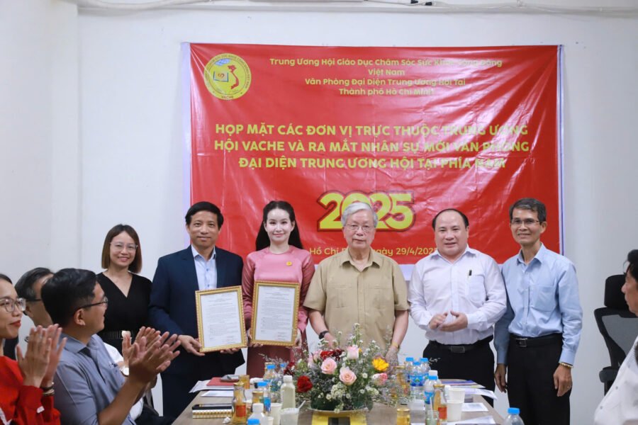 Ông Tô Văn Trực – Tổng Giám đốc Kim Long Phát – nhận quyết định bổ nhiệm Phó Trưởng Văn phòng Đại diện Trung ương Hội VACHE tại TP.HCM trong buổi họp mặt và ra mắt nhân sự mới năm 2025