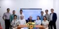 Các đại biểu và cán bộ chủ chốt chụp ảnh lưu niệm cùng Chủ tịch Trung ương Hội Giáo dục Chăm sóc Sức khỏe Cộng đồng Việt Nam tại buổi gặp mặt diễn ra ngày 02/05/2025 tại văn phòng Kim Long Phát.