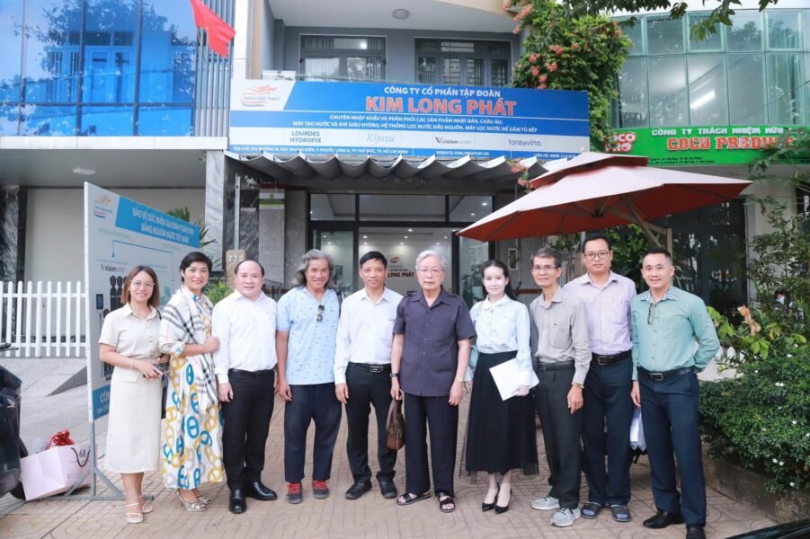Đại diện Kim Long Phát tham dự buổi gặp mặt Chủ tịch Trung ương Hội Giáo dục Chăm sóc Sức khỏe Cộng đồng Việt Nam (VACHE) 3 Chủ tịch Trung ương Hội Giáo dục Chăm sóc Sức khỏe Cộng đồng Việt Nam (VACHE) chụp hình lưu niệm cùng các đại biểu tại Trung tâm