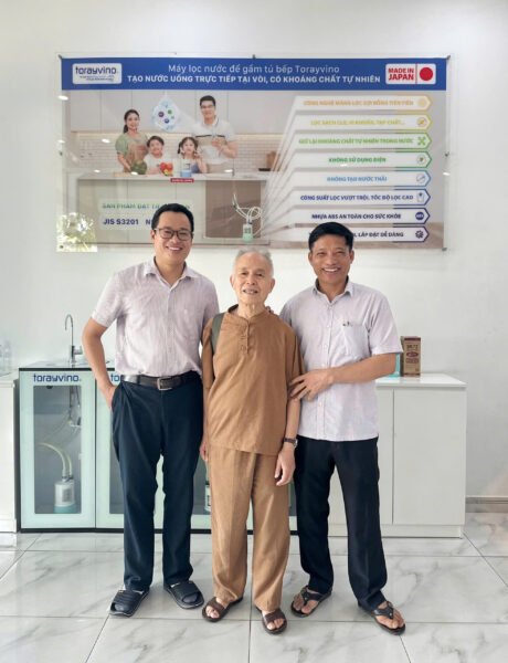 Kim Long Phát vinh dự đón tiếp Tiến sĩ, Lương y Ngô Đức Vượng đến thăm và chia sẻ cùng tập thể công ty 2 Tiến sĩ, Lương y Ngô Đức Vượng tham quan khu trưng bày máy lọc nước Torayvino tại Kim Long Phát