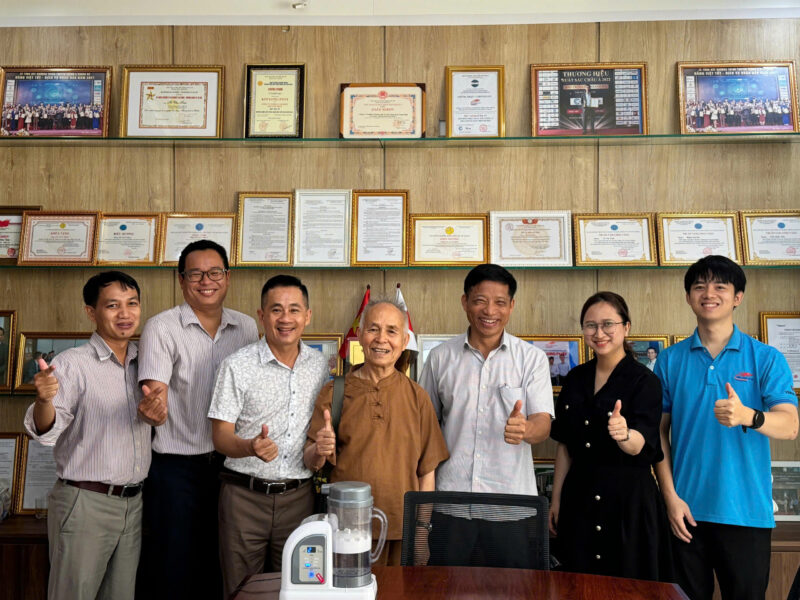 Kim Long Phát vinh dự đón tiếp Tiến sĩ, Lương y Ngô Đức Vượng đến thăm và chia sẻ cùng tập thể công ty 1 Tập thể Kim Long Phát chụp ảnh lưu niệm cùng Tiến sĩ, Lương y Ngô Đức Vượng trong buổi chia sẻ về chăm sóc sức khỏe chủ động