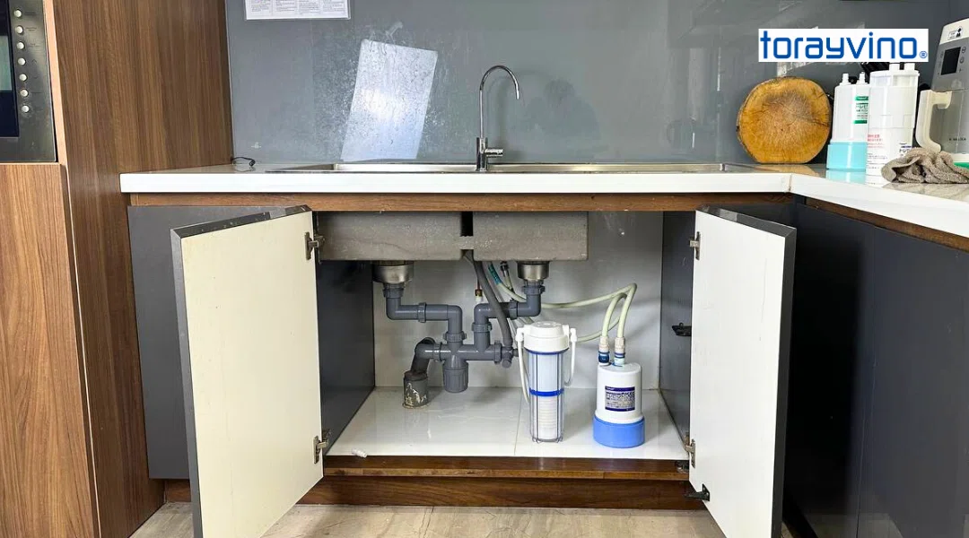 Bộ lọc nước Torayvino được thiết kể nhỏ gọn có thể lắp đặt gọn gàng dưới gầm tủ bếp, không chiếm nhiều diện tích