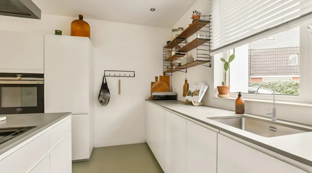 4 Cách để có bếp đẹp, tiện lợi và nước sạch chuẩn Nhật cho căn hộ nhỏ 1 Tận dụng không gian đứng! Kệ và thanh treo là "vũ khí bí mật" giúp giải phóng mặt bếp tức thì. Đừng quên tủ bếp kịch trần để tăng không gian lưu trữ theo chiều dọc, cất đồ ít dùng và tránh bám bụi.