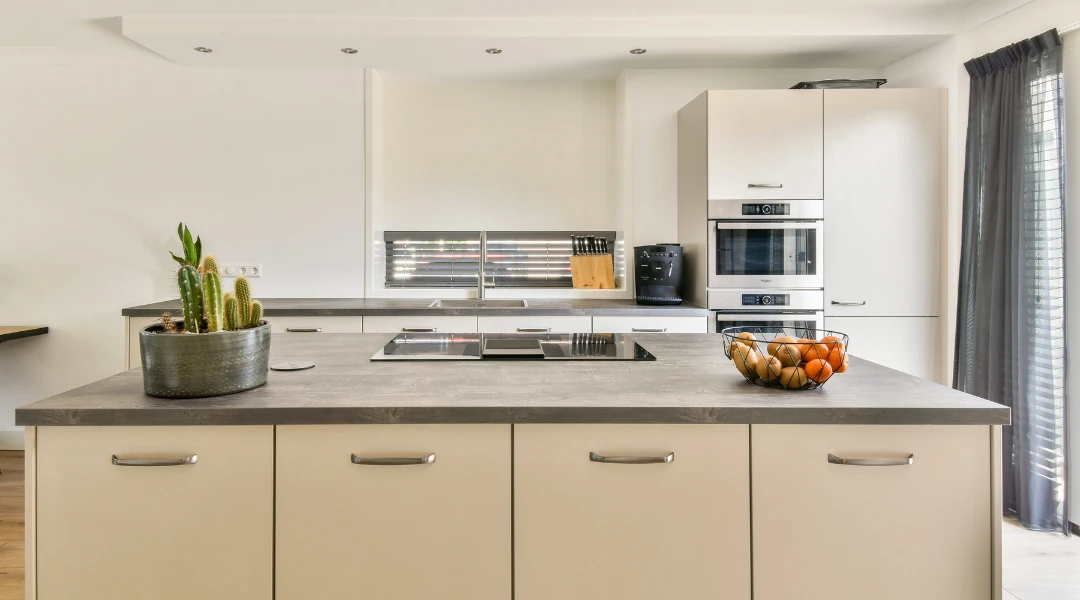 4 Cách để có bếp đẹp, tiện lợi và nước sạch chuẩn Nhật cho căn hộ nhỏ 2 Bí quyết để bếp nhỏ không bị bí bách? Màu sáng giúp thoáng hơn và thiết bị âm tủ tạo sự liền mạch. Hai thủ thuật thẩm mỹ này là chìa khóa cho một căn bếp đẹp và hiện đại.