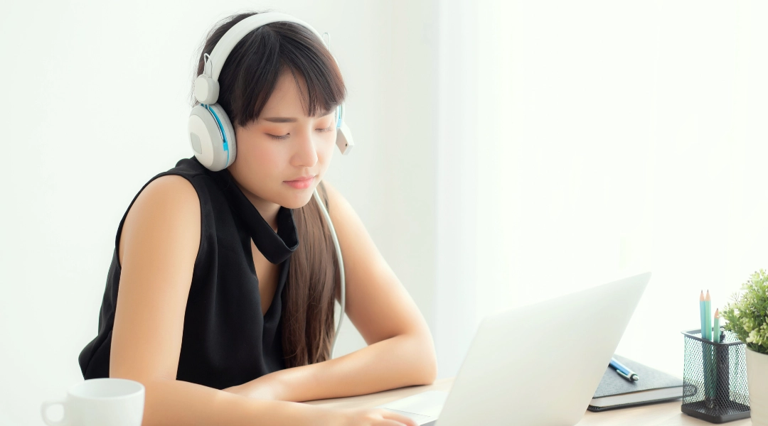 Mách bạn các cách giải tỏa stress công việc hiệu quả 4 Nghe nhạc, sử dụng nến thơm giúp giải tỏa stress công việc