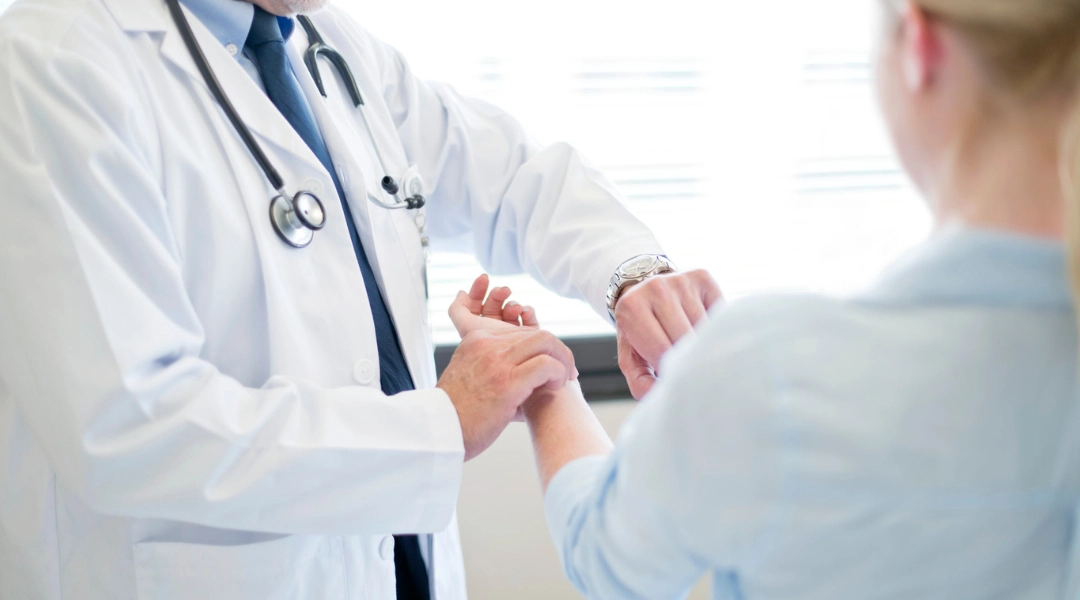 Nguyên nhân mắc bệnh vảy nến và cách phòng ngừa hiệu quả 3 Người bệnh vảy nến thăm khám bác sĩ da liễu để tư vấn điều trị