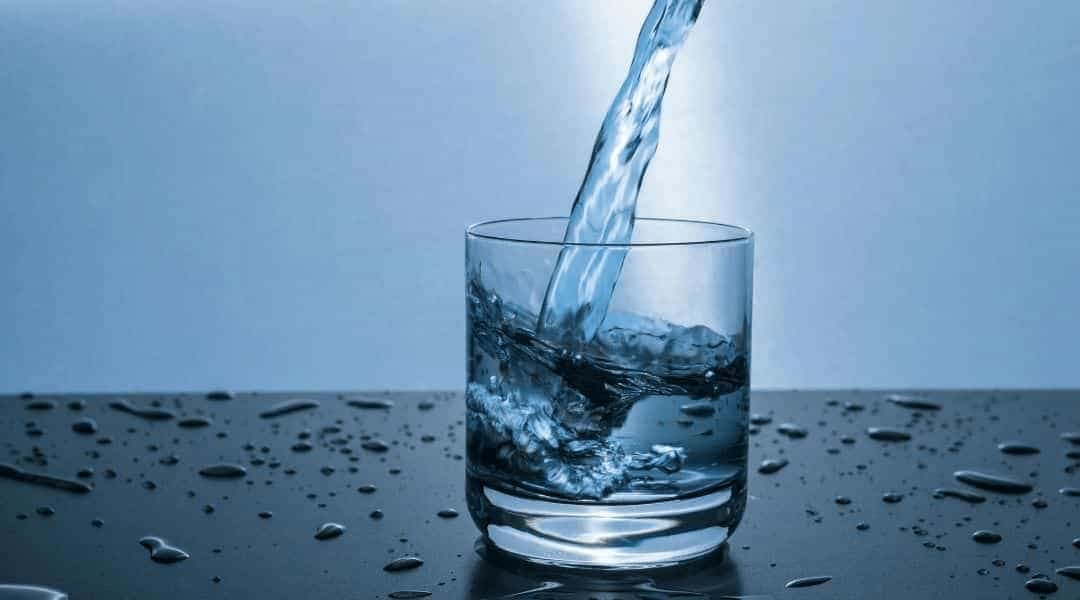 Uống nước Hydro giúp trung hòa gốc tự do và tăng cường sức khỏe.