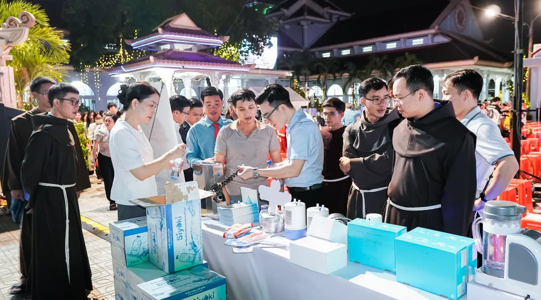 Quan khách trải nghiệm nạp khí Hydro vào nước uống tại gian hàng Kim Long Phát trong Đêm Hoan Ca Giáng Sinh 2025