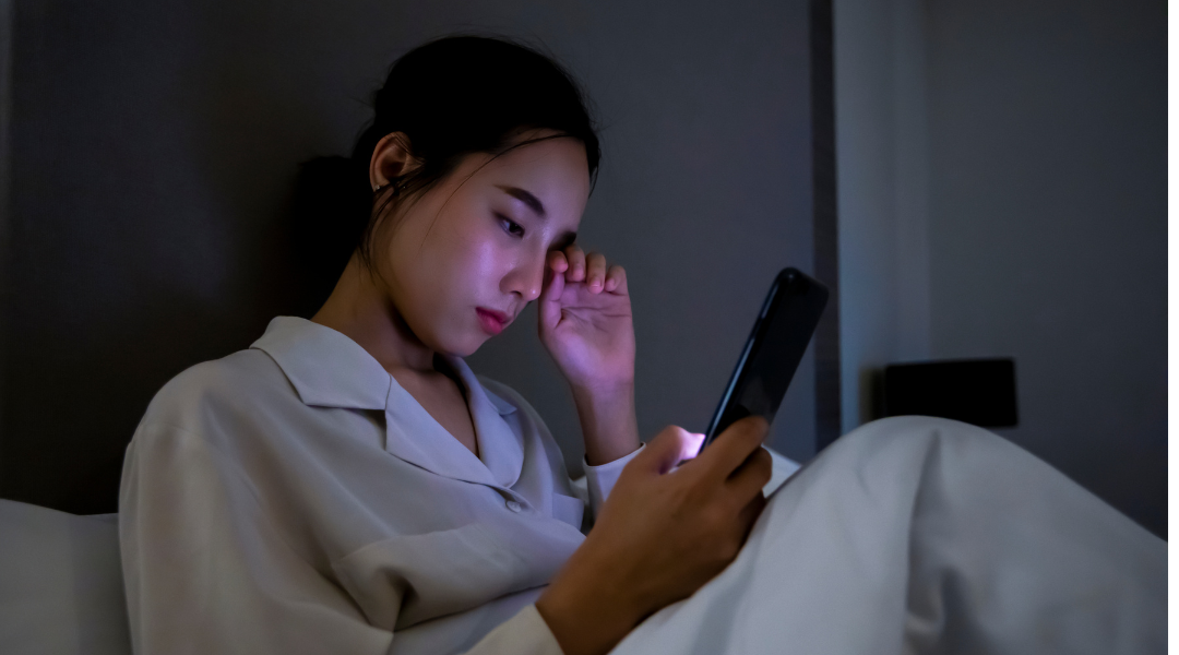 Hạn chế sử dụng điện thoại trước khi ngủ