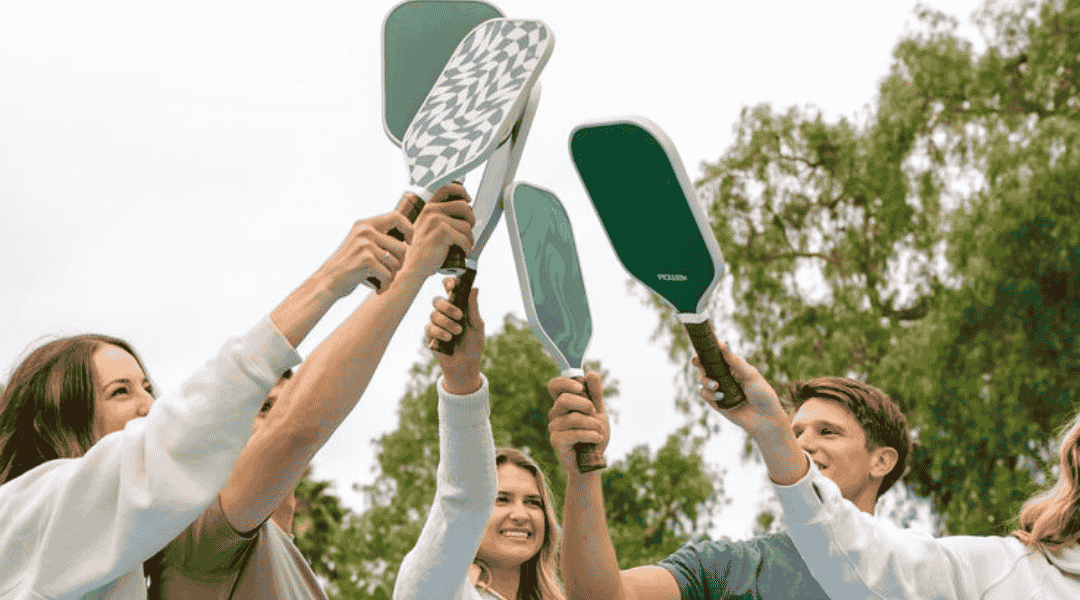 Người chơi Pickleball cùng nhau trong một trận đấu ngoài trời