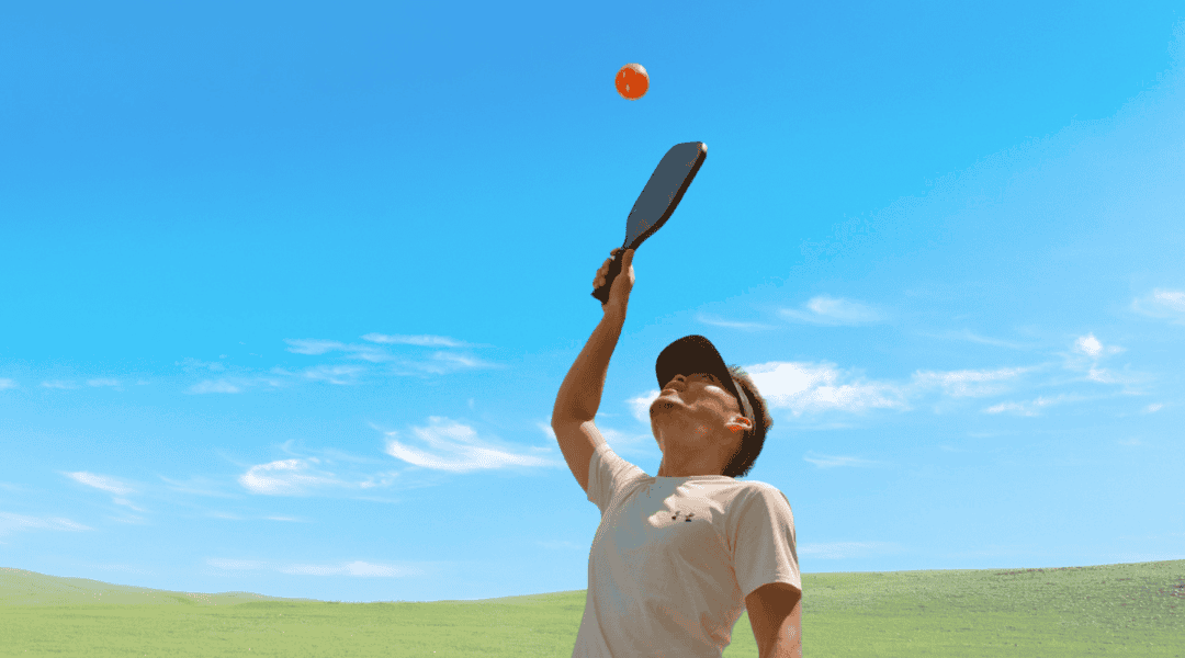 Người chơi Pickleball thực hiện cú đánh bóng trên sân Pickleball