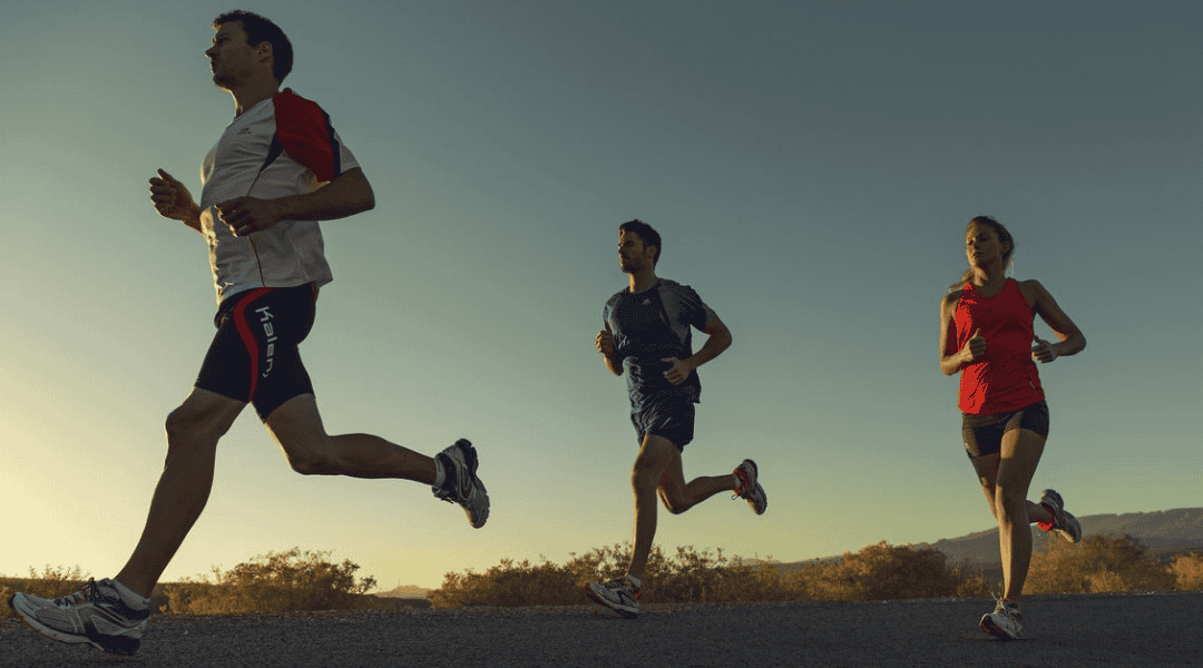 Hydro hỗ trợ giảm stress oxy hóa cho cơ thể 4 Hình ảnh nhóm người chạy bộ thể hiện vai trò của vận động trong việc giảm stress oxy hóa