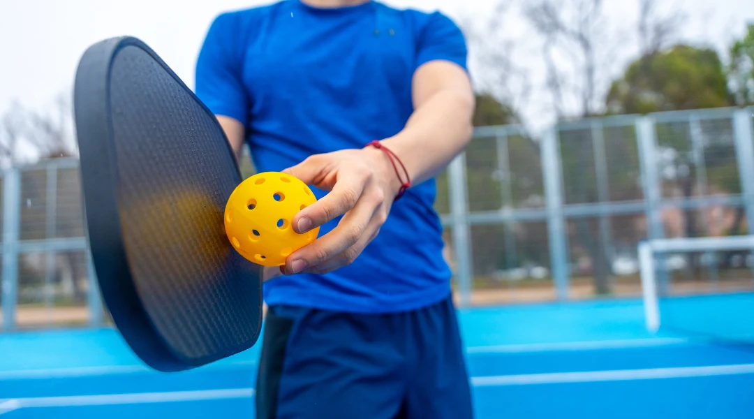Cầm vợt quá chặt khi chơi Pickleball sẽ dẫn đến tình trạng đau khuỷu 
