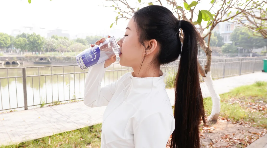 Người chơi Pickleball uống nước giàu Hydro tươi giúp phục hồi cơ bắp và giảm mệt mỏi