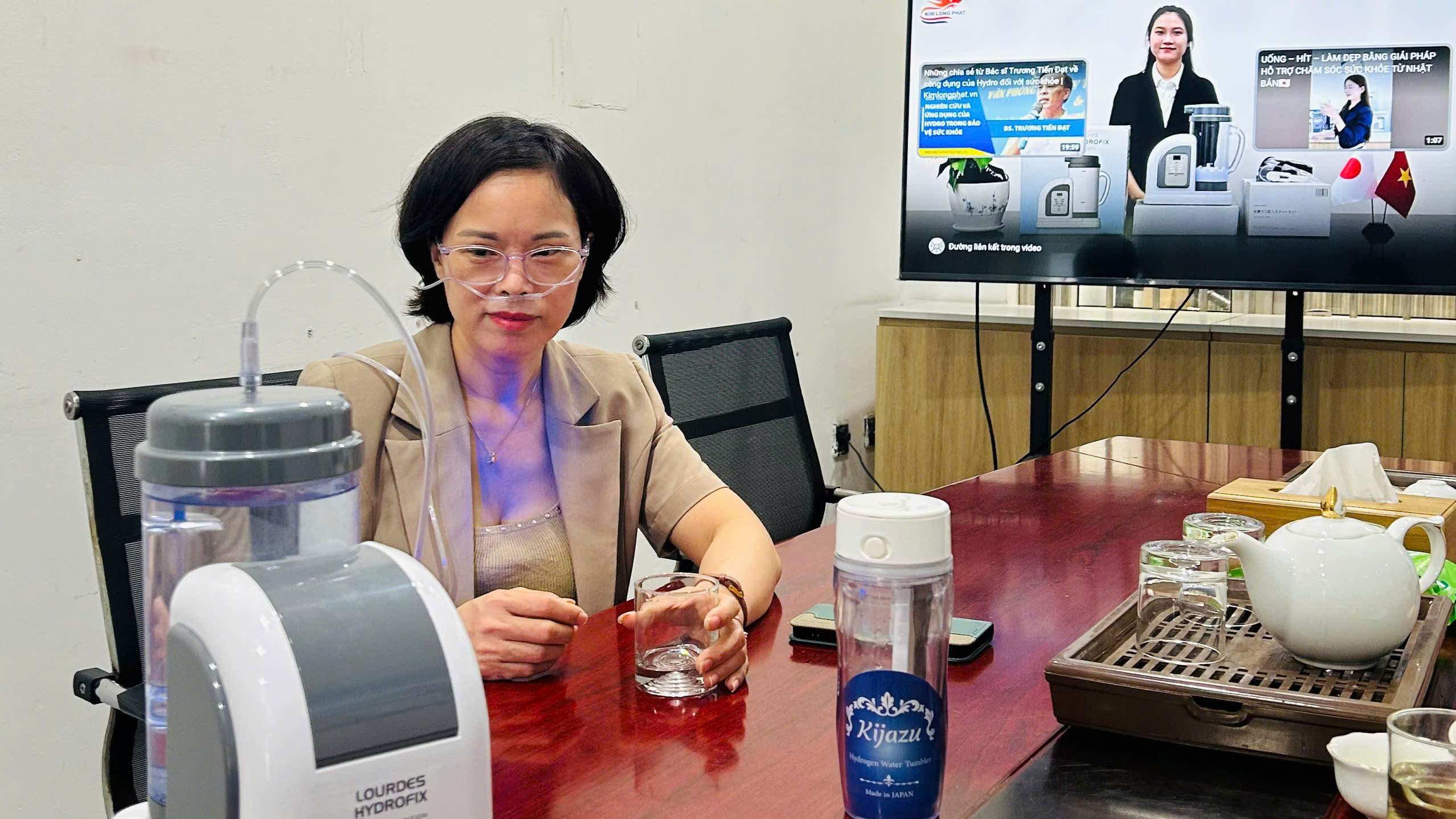 Dược sĩ Lê Thanh Hậu trải nghiệm sản phẩm Hydro tại Kim Long Phát 1