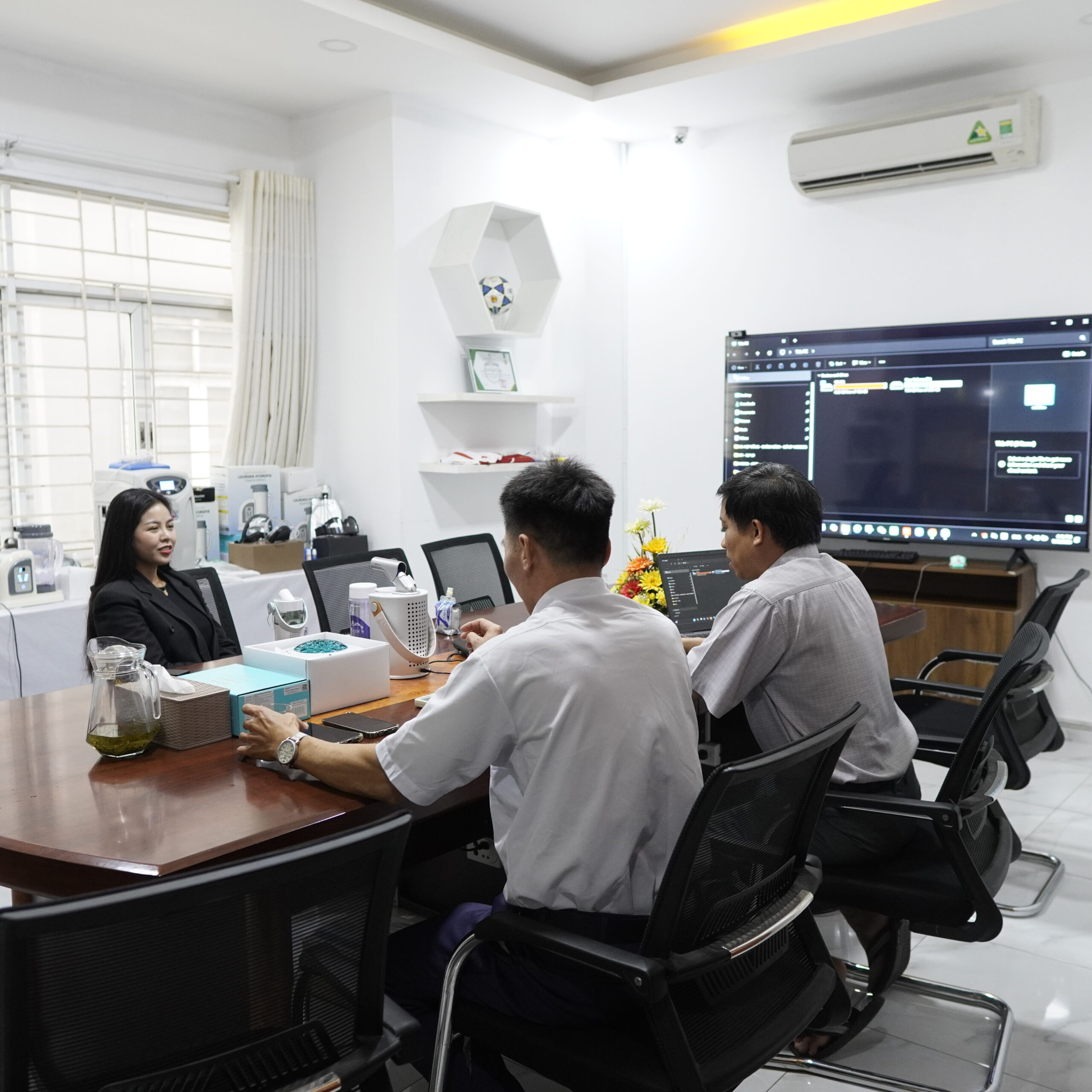Ms. Dương Thị Hồng Cẩm ghé thăm Kim Long Phát – Tìm hiểu công nghệ Hydro FLAX Nhật Bản và tiềm năng ứng dụng trong Spa, thẩm mỹ 1 DSC5661 scaled