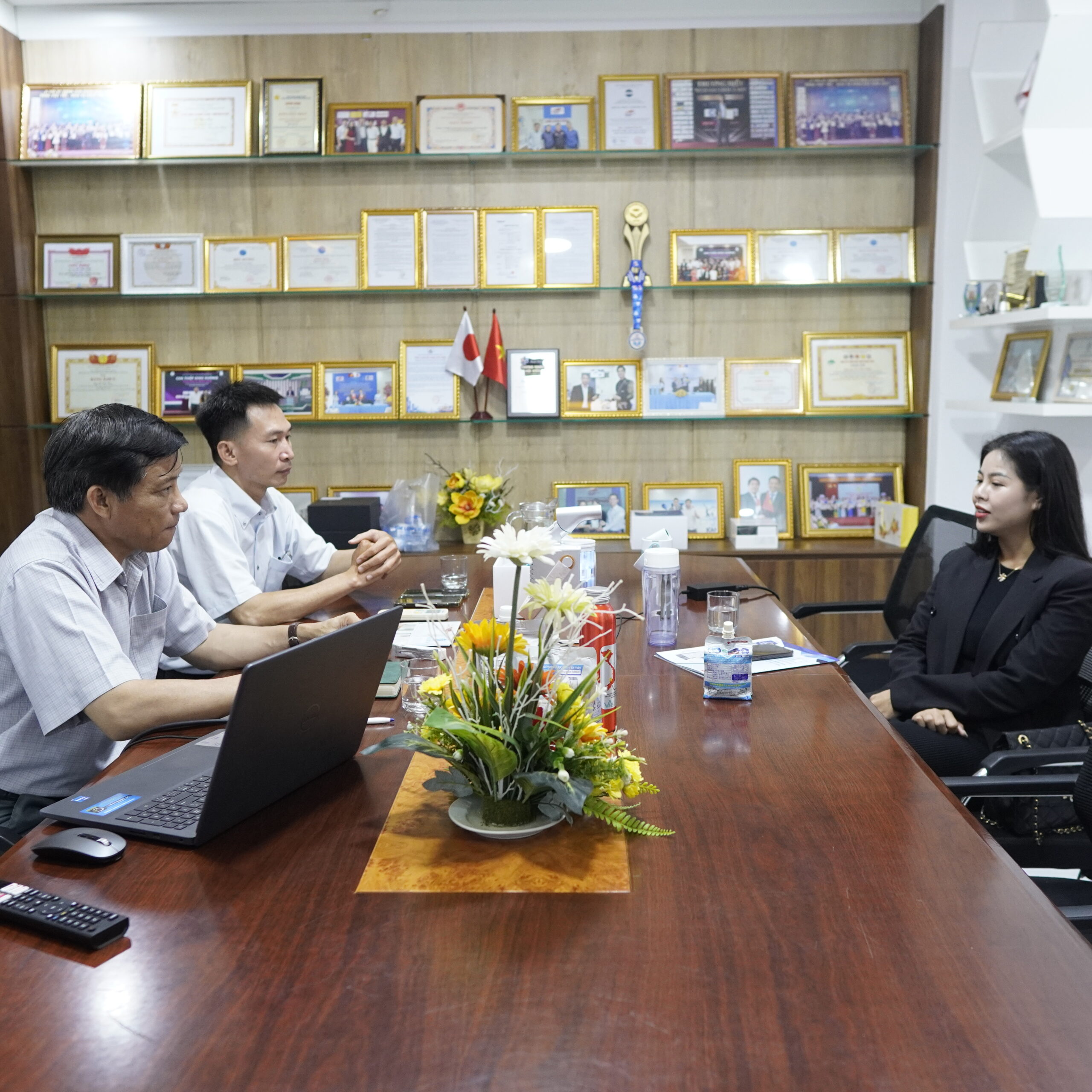 Ms. Dương Thị Hồng Cẩm ghé thăm Kim Long Phát – Tìm hiểu công nghệ Hydro FLAX Nhật Bản và tiềm năng ứng dụng trong Spa, thẩm mỹ 2 DSC5664 scaled
