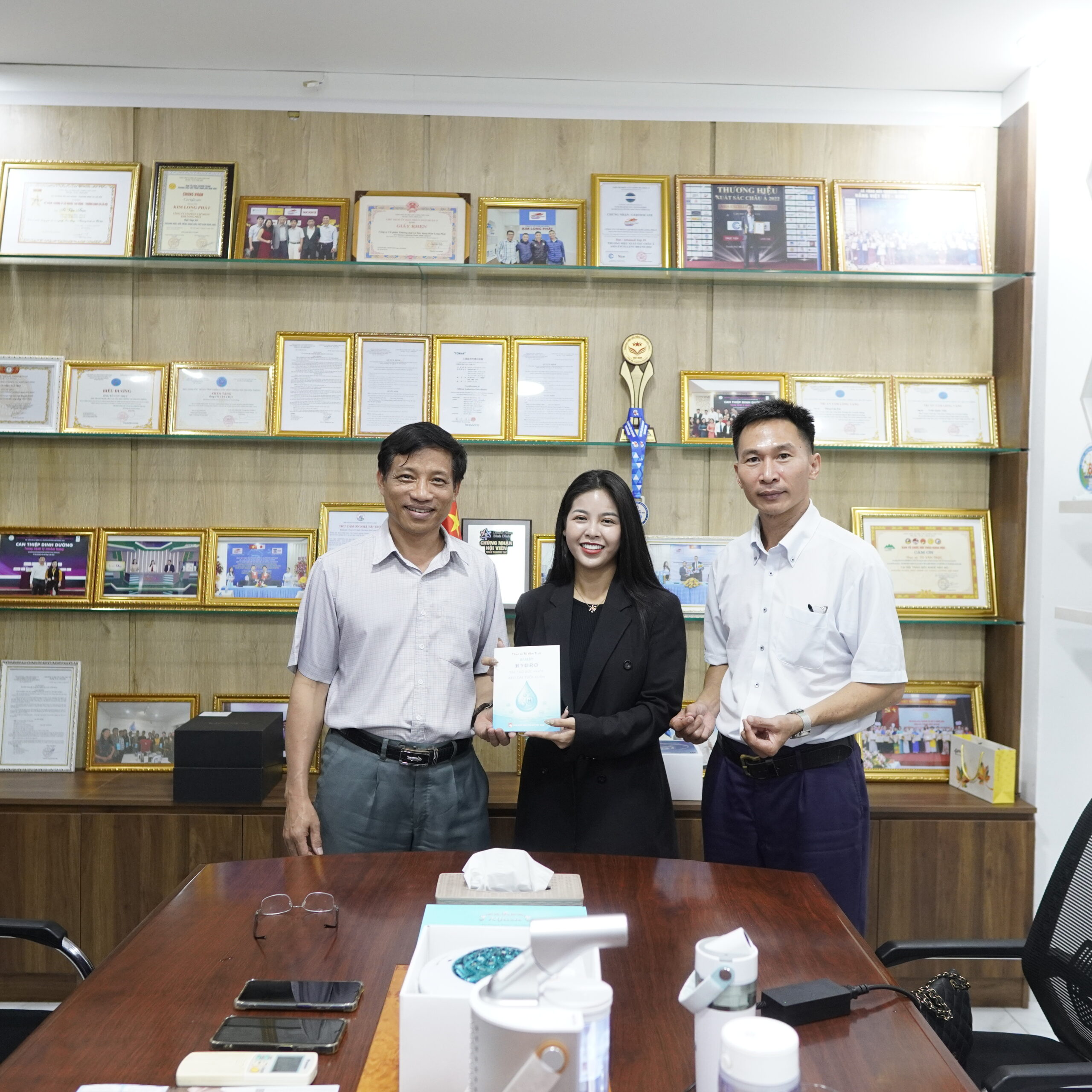 Ms. Dương Thị Hồng Cẩm ghé thăm Kim Long Phát – Tìm hiểu công nghệ Hydro FLAX Nhật Bản và tiềm năng ứng dụng trong Spa, thẩm mỹ 4 DSC5672 scaled